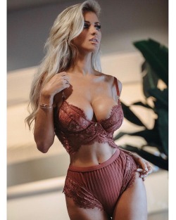 fadingwombatpenguin:  leanna bartlett