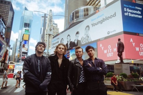 tothemoonmikey: luke is such a diva