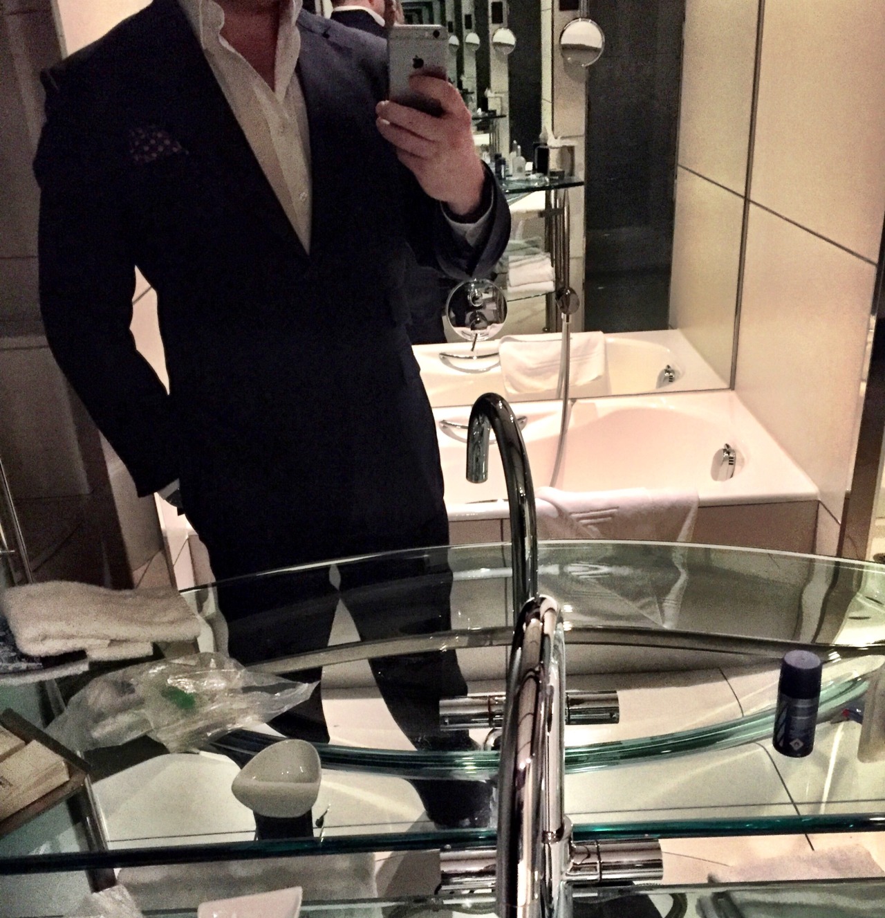 kiltypleasures:  Today’s suit and tonight’s hotel bath. Lots of mirrors in here