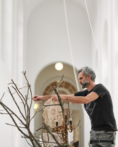 Eugenio Tibaldi, durante la preparazione di “Habitat #1”, la sua opera in mostra alla Galleria Nazionale d’Arte Moderna e Contemporanea di Roma.
#art #gallerianazionale...