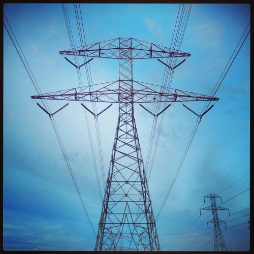 borborigma:Power #convergence #power #electricity #lines #sky #haze #vanishingpoint