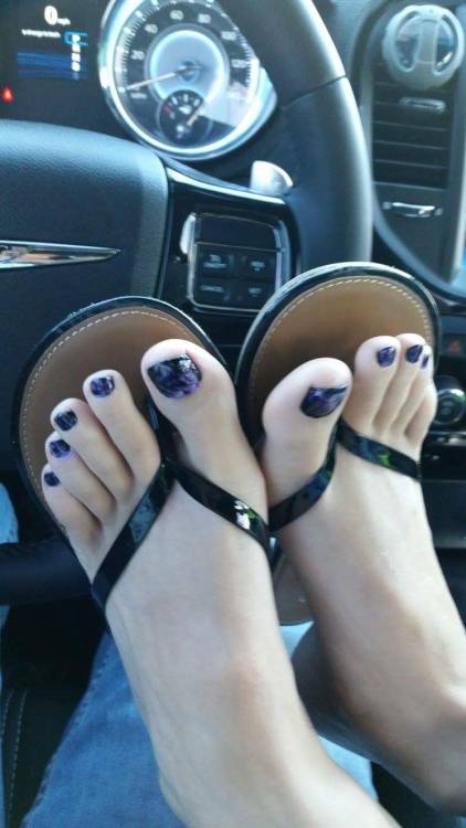 g1–nca-h:  #sexyfeet #crushed #footcrush #foot #footfuninthecar