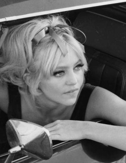 theswinginsixties:  Goldie Hawn in her Camaro,