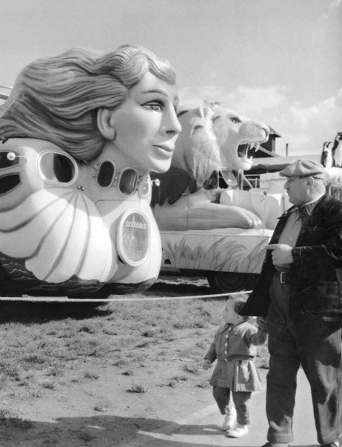 Robert Doisneau - Fête foraine, Paris, 1955.