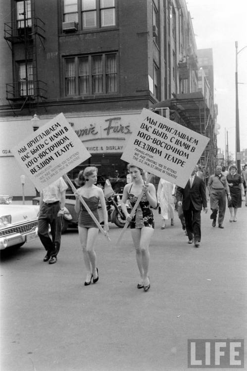 Models inviting Nikita Khrushchev to a drive-in movie theater(Francis Miller. 1959)