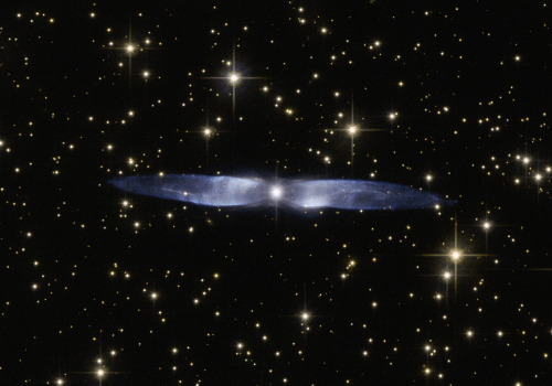 Hubble Watches the Icy Blue Wings of Hen 2-437 : In this cosmic snapshot, the spectacularly symmetri