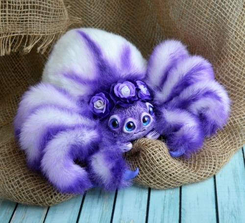 sosuperawesome:Fluffy SpidersAlvamade Toys on EtsySee our #Etsy or #Plush tags 