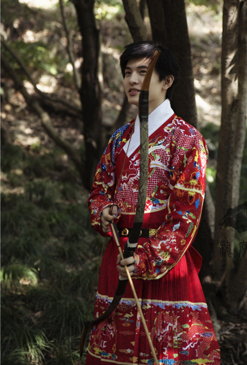 mingsonjia:  Chinese Hanfu for men in style of 曳撒 (yisan, red and green) 贴里 (tieli, blk) and 圆领袍 (yuanlingpao, white) designed by 槐序赋 Huaixufu 