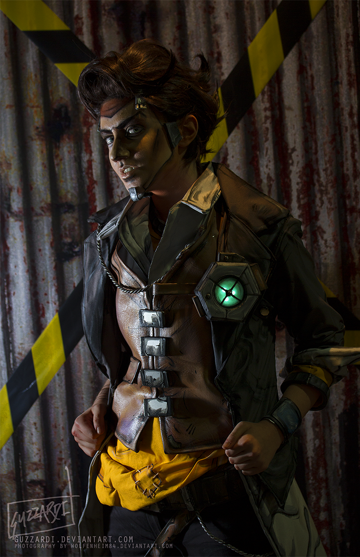 protowilson:  guzzardiart:  Borderlands 2 cosplay with our life-size Claptrap model/propMel