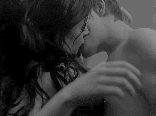 (via Couple Kiss Couple Kissing GIF - Couple Kiss Couple Kissing Kissing - Gif’s Ontdekken En Delen)
