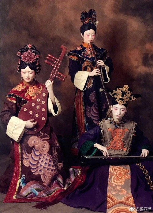 dressesofchina: Costumes for dance performance Pingtan Impressions. Designed by Cui Xiaodong