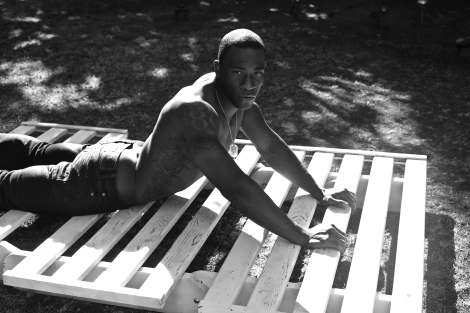 dominicanblackboy:  A beautiful naked black and white moment wit gorgeous muscle