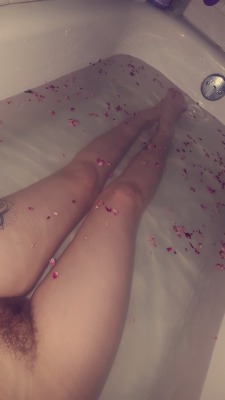 sweetbabyl0ve:  baths are heaven   only missing