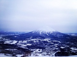reacid:  faile:  Niseko, Hokkaido, Japan. View from the first base, can’t imagine how magnificent the view is from the very top!  BEEN IN THIS VERY FUCKING SPOT !!! 