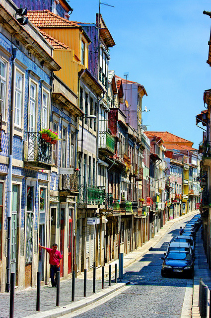 Rua de Sol in Porto, Portugal (by paspog).