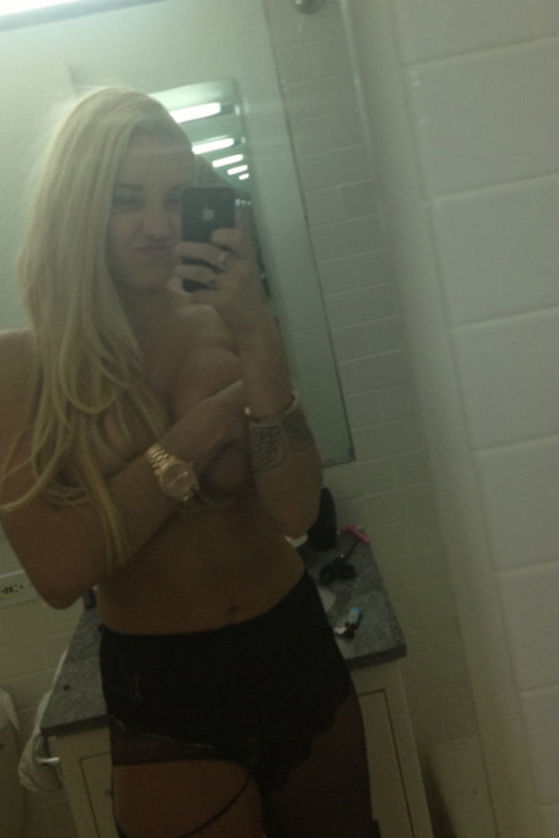 celebssucker:  Amanda Bynes Half-Naked Self Shots Showing Off Her Boobs On Twitter