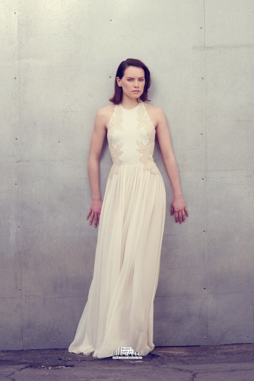 some-celebrity-stuffs:Daisy Ridley 