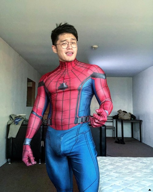 superhero-cosplay-cuties:  Cute guys dressing