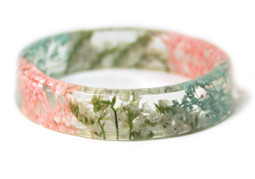sosuperawesome:Real flower bracelets by ModernFlowerChild on Etsy• So Super Awesome is also on Faceb