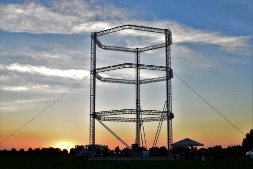 reinamunciveng:World’s Largest Delta 3D Printer- It can build entire houses out of mud or clay… Th