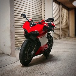 guiduz:  Lurking.  Via: @rosso_scuderia  #Ducatigram #Ducati #1199SL #Panigale | @bikeswithoutlimits by ducatigram http://ift.tt/1KETLeu