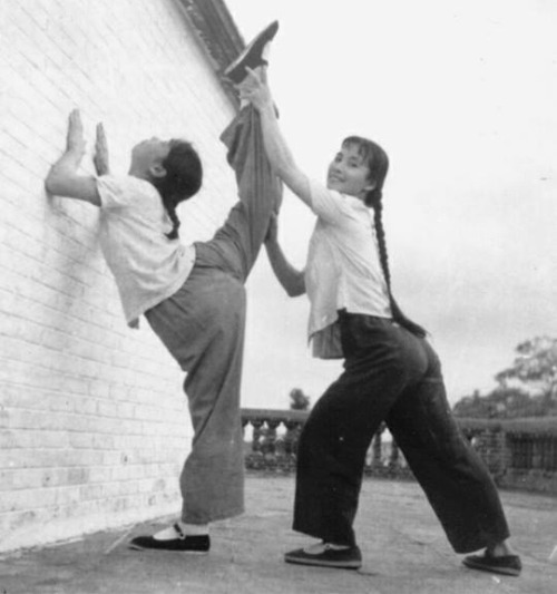 guts-and-uppercuts:Donnie Yen’s mother, Bow Sim Mark (right), helping a fellow student stretch befor