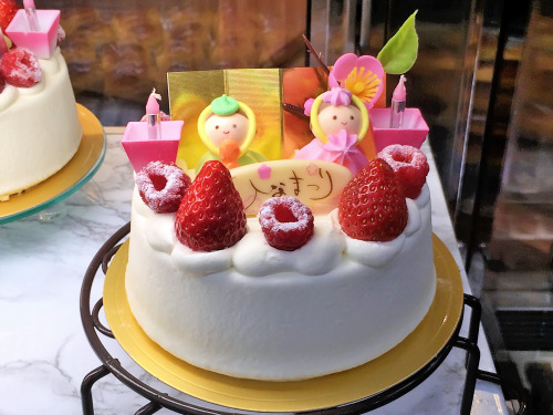 Hinamatsuri cakes at a bakery in Daikanyama today! March 3rd is Girls’ Day / Doll Festival in 