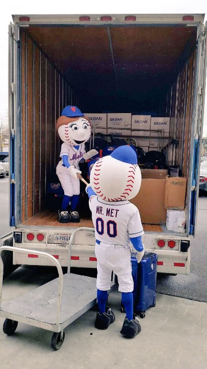 mets:  Happy Truck Day! Mr. and Mrs. Met helped pack up the team truck that’s headed to Port St. Lucie, Florida for Spring Training! 