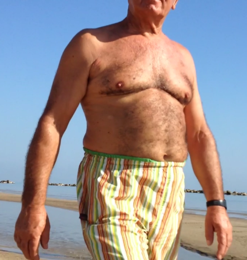 kosmosuniverse:  Handsome, sexy and a nice bulge