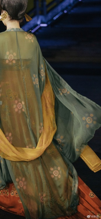 Traditional Chinese hanfu on the runway.