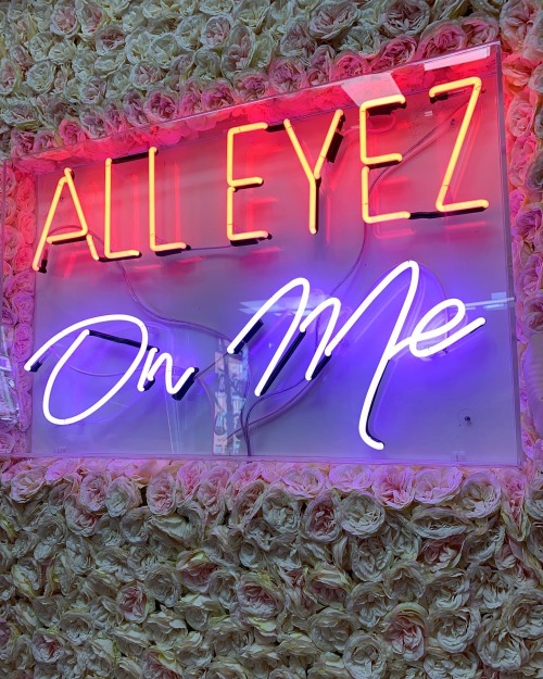 all eyes on me