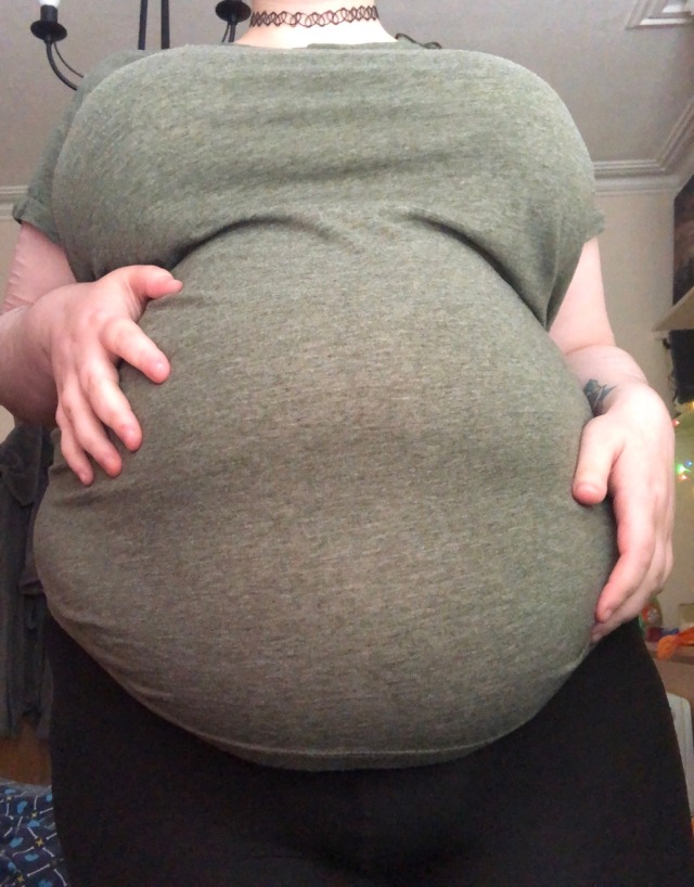 feed-me-feedee-deactivated20200:i literally ate an hour ago and my belly still feels