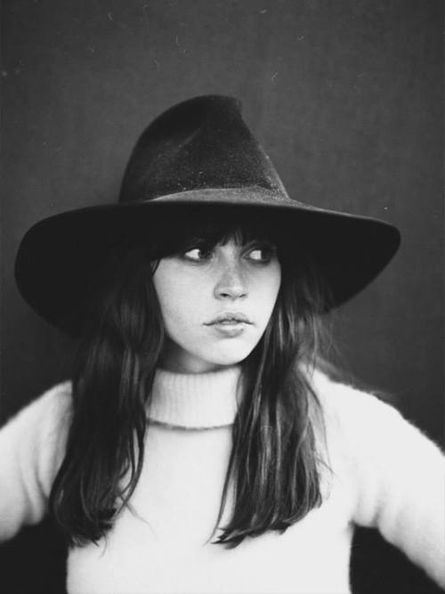 queeniegoldsteiinn:I think that my parents’ divorce gave me a very strong sense of self-relian