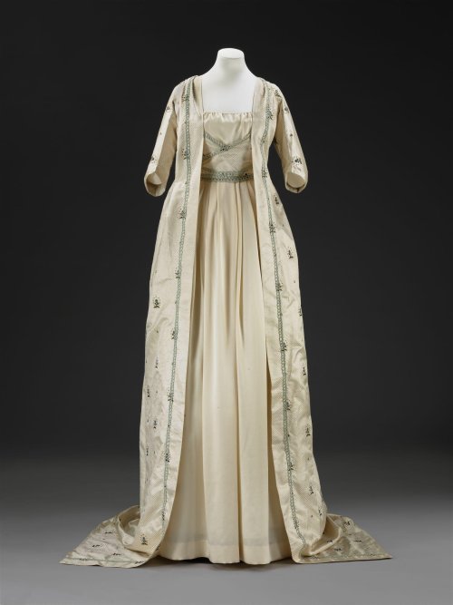 Gown, 1790-95From the V&A