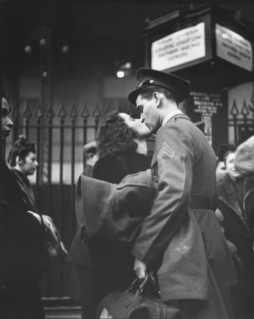 superbestiario:True Romance: The Heartache of Wartime Farewells, April 1943 by Alfred Eisenstaedt at