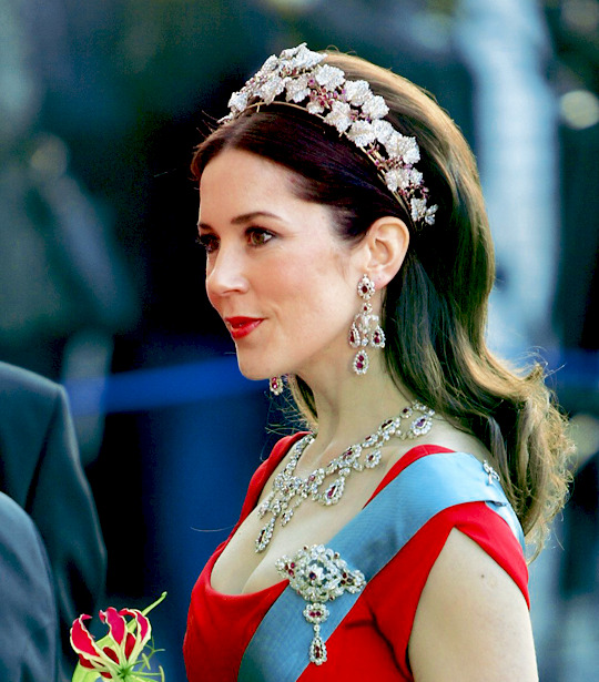 danishroyalty:
“ “Mary Donaldson arrives for her pre wedding concert, wearing the Danish Ruby Parure, the night before she married Crown Prince Frederik and became Crown Princess of Denmark. || May 13th, 2004” ”