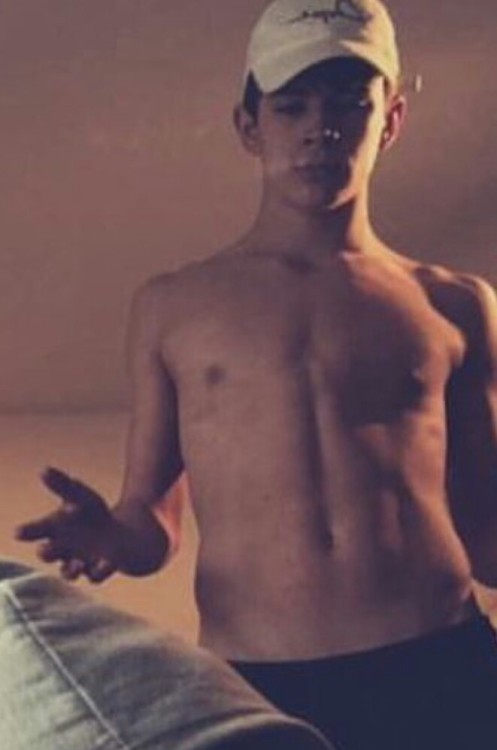 boytrappedinthcloset:  Hayes Grier shirtless