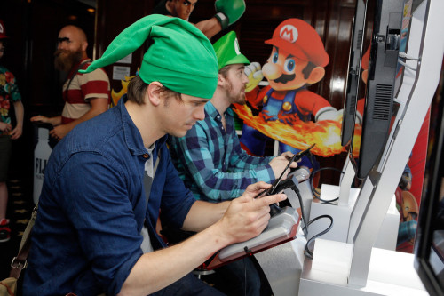 fuckyeahgravityfalls:Alex Hirsch and Jason Ritter at the Nintendo Lounge on the TV Guide Magazi