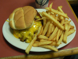 everybody-loves-to-eat:  Chili Cheese Burger: