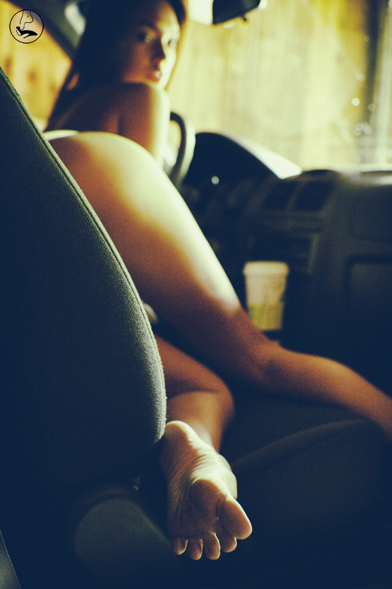 kickingoffmyheels:  Valentina Vaughn’s feet in the car by Ed Fox https://kickingoffmyheels.findrow.com