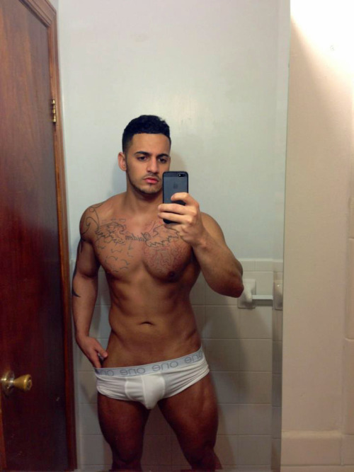 bxsexylatino:  Love me some of him!!!