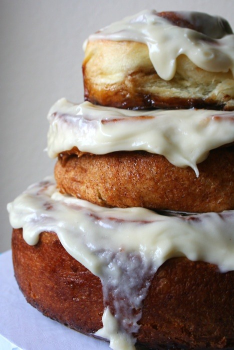 basilgenovese:  Cinnamon Roll Cake  