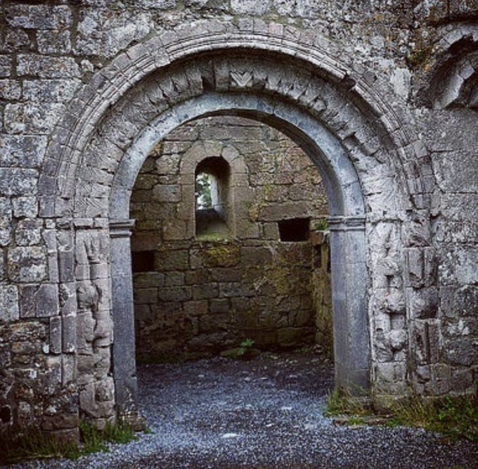 <p><a href="https://davidlebarde.tumblr.com/post/647116254569725952/doorway-at-temple-finghin-clonmacnoise-co" class="tumblr_blog">davidlebarde</a>:</p><blockquote><p><a href="https://irisharchaeology.tumblr.com/post/644582110243553280/doorway-at-temple-finghin-clonmacnoise-co" class="tumblr_blog">irisharchaeology</a>:</p><blockquote><p>

Doorway at Temple Finghin, Clonmacnoise, Co Offaly. The building dates from circa AD 1167-70

<br/></p></blockquote>
<p>
Magnifique arche sculptée dans le style hyberno-roman, dans l