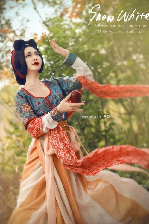 dressesofchina: cfensi: Disney Princesses if They Were Chinese  photographer 老妖.    D