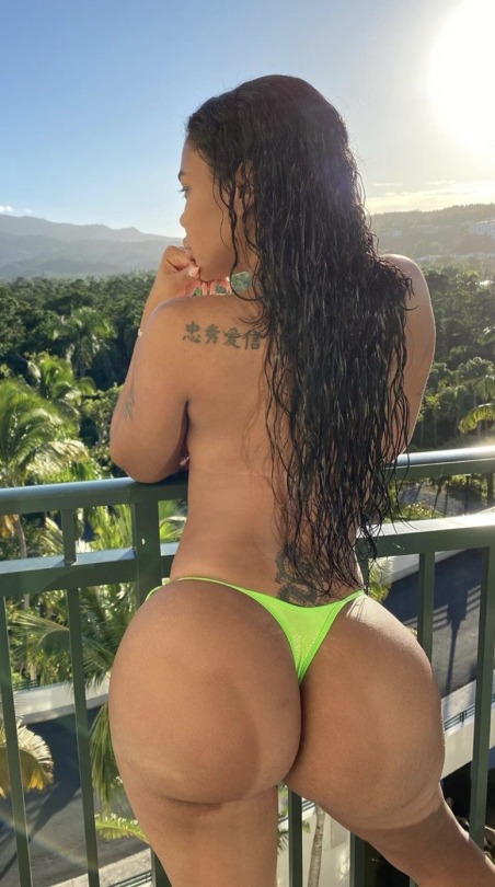 Porn photo thicksexyasswomen:jamaica-lovepussy:Omg baby