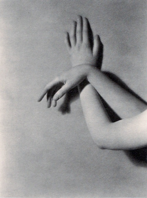 thinkingimages:Lisa’s Arms | Mortimer Offner