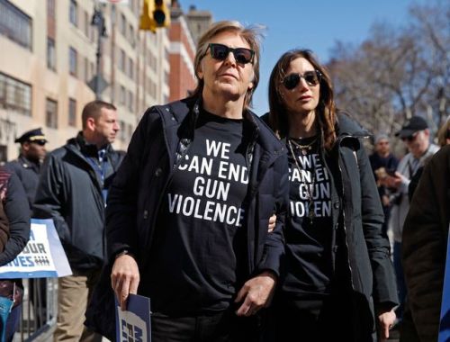 stopandimaginelove: Paul McCartney and his wife Nancy walked the streets of Manhattan, New York, in 