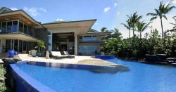 (via maluna) Amazing looking house. Love the water