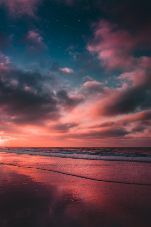 matialonsorphoto:   Leonardo Da Vinci said, “every painter should begin with a wash of black on their canvas, because everything in nature is dark except for where it’s exposed by light.”   more on my instagram @matialonsor 