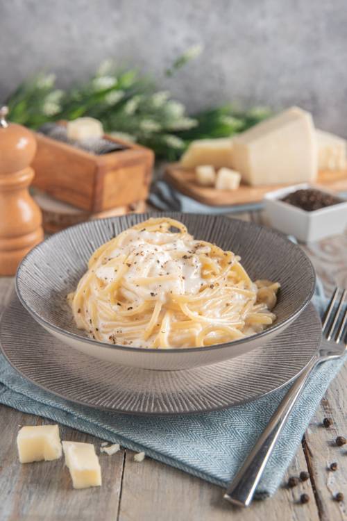 Spaghetti cacio e pepe - Ricetta 